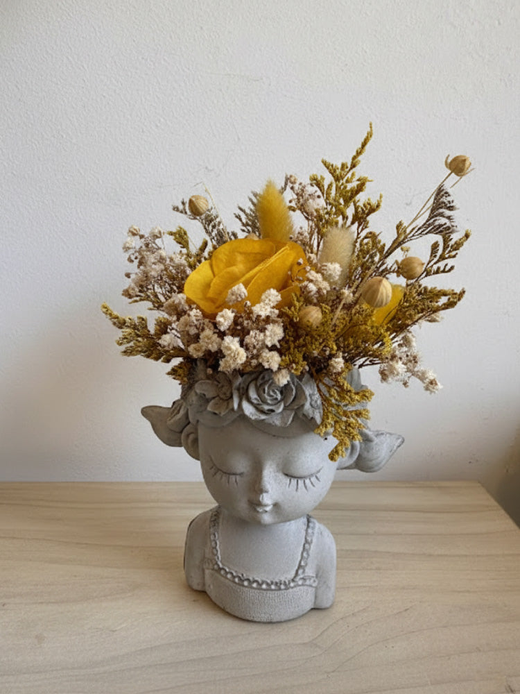 Soñadora con flores secas