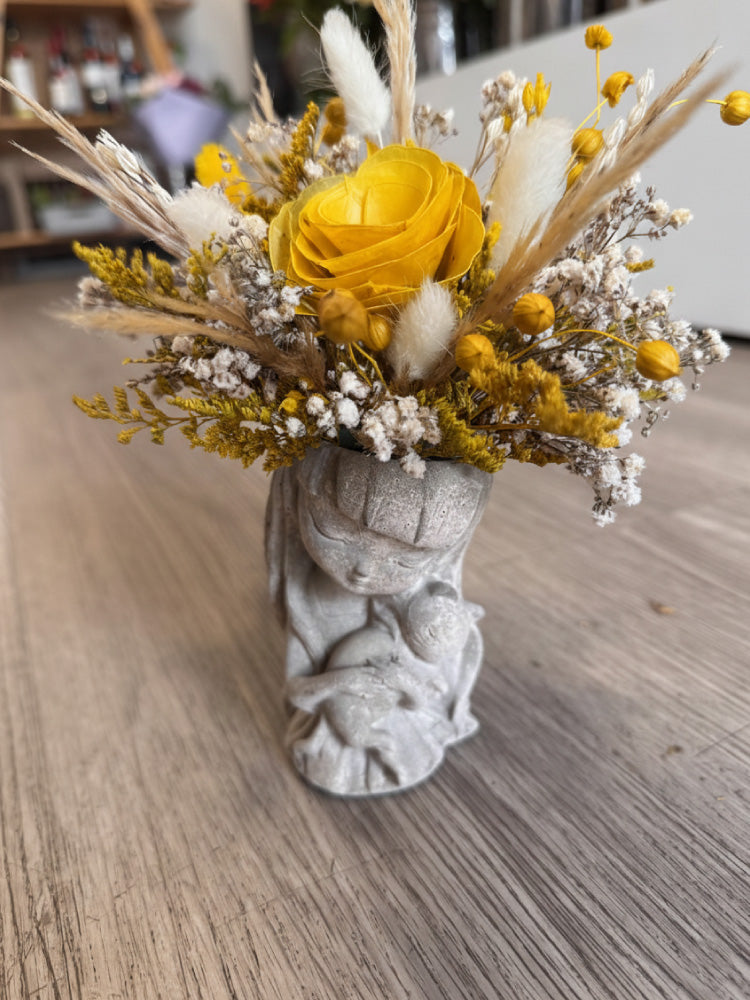 Soñadora con flores secas