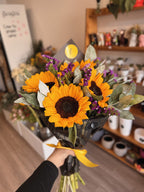 Ramo girasoles con estatice y eucalipto x4