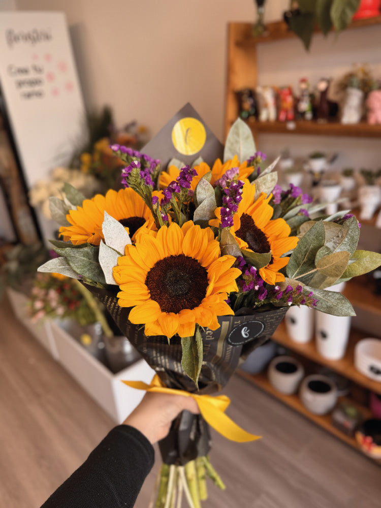 Ramo girasoles con estatice y eucalipto x4