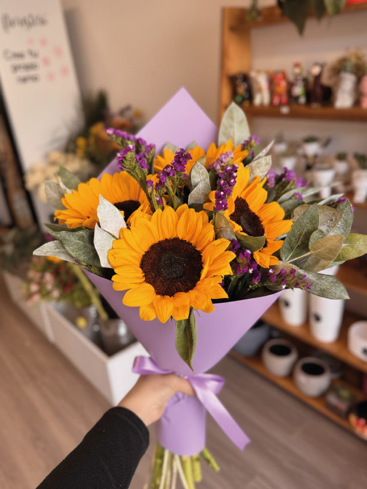 Ramo girasoles con estatice y eucalipto x4